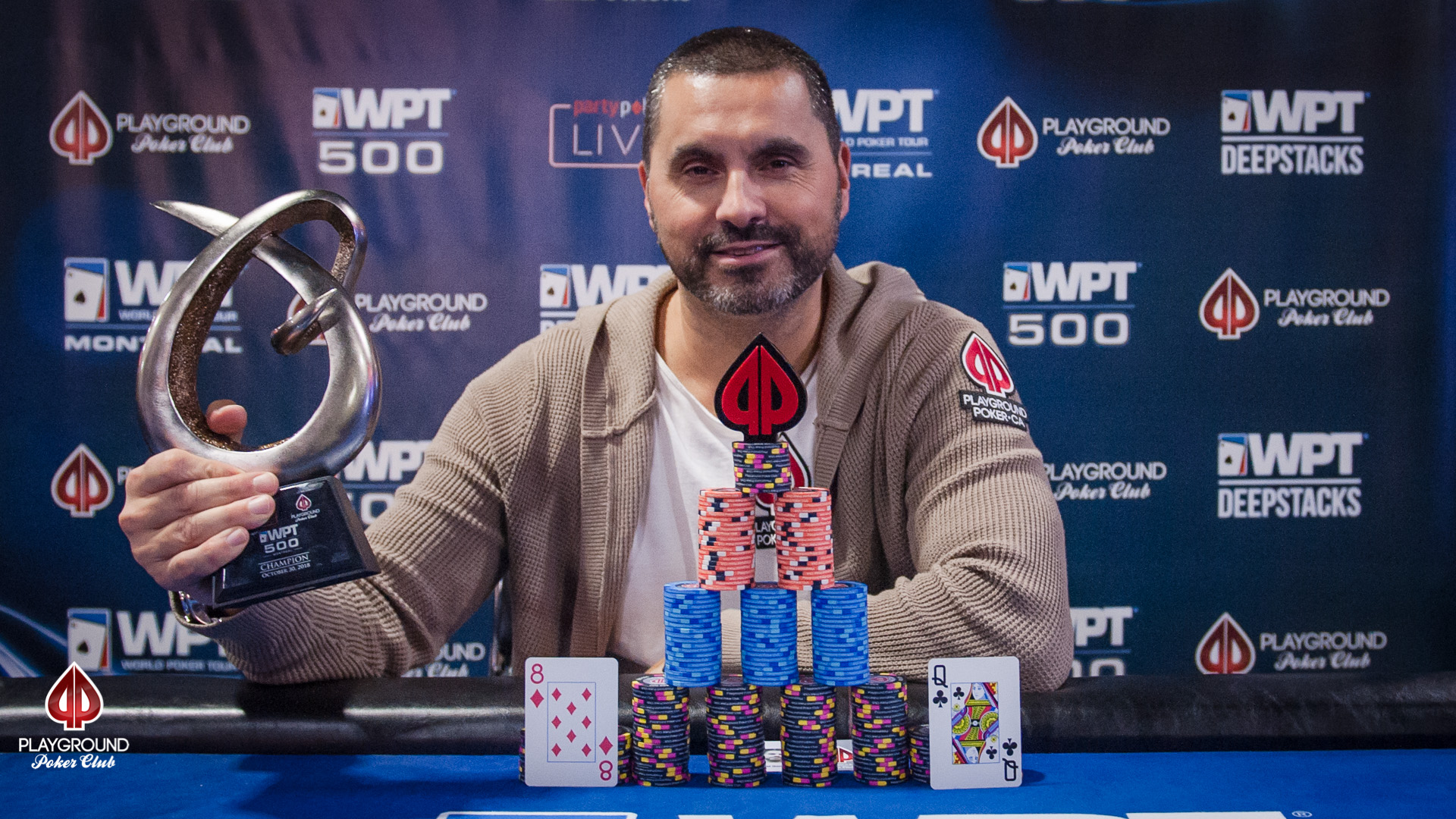 Miguel Goncalo met la main sur le trophée du WPT500